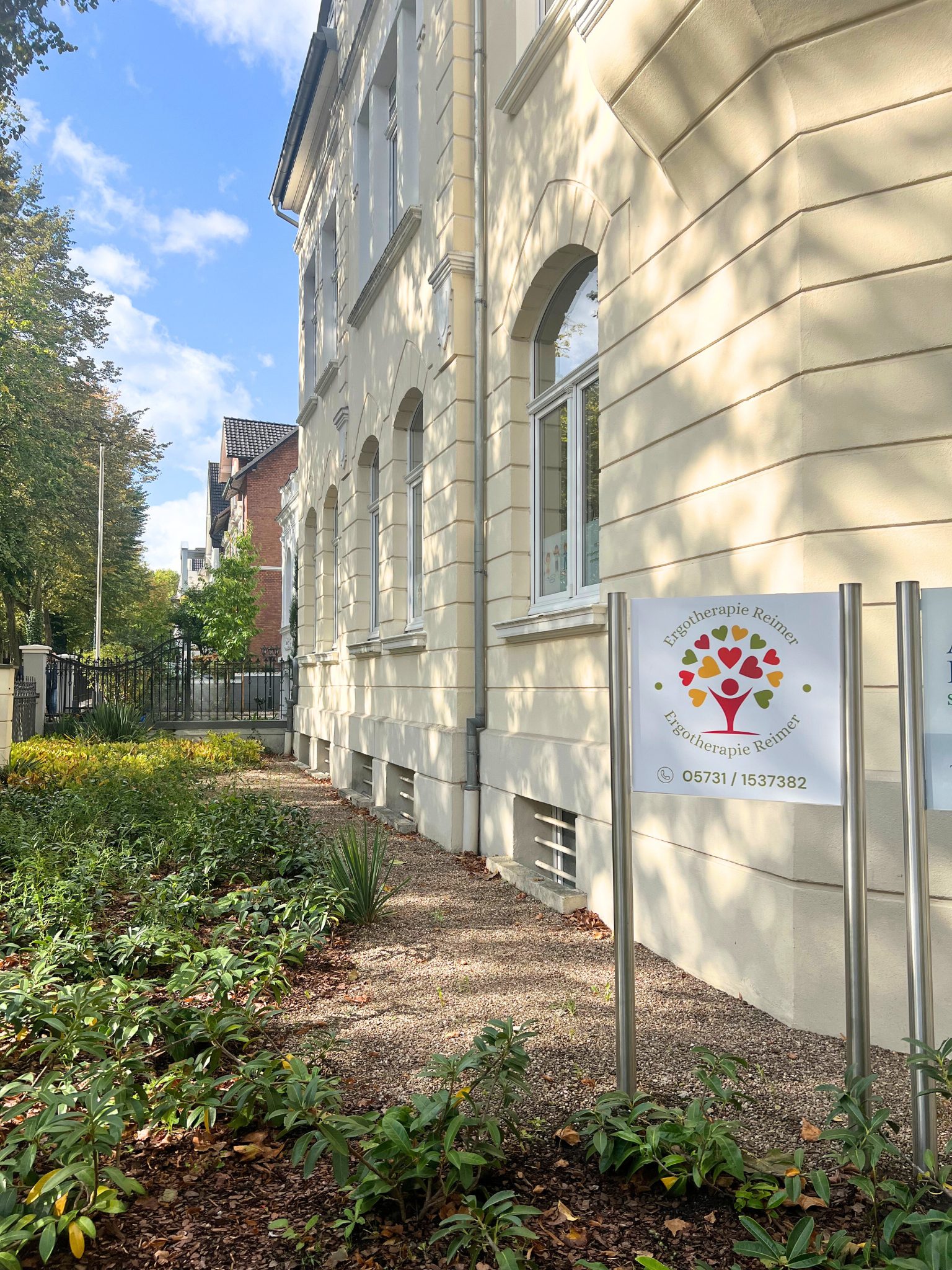 Praxis Reimer Bad Oeynhausen – Gebäude mit Praxisschild